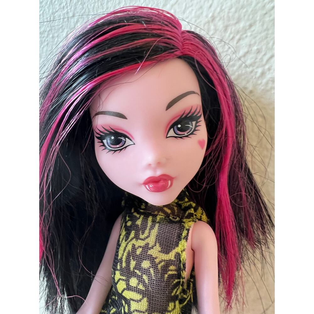 Monster High Draculaura Creapateria Doll 2008